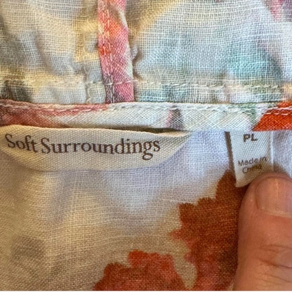 Soft Surroundings Women’s Floral Sleeveless Top with Hood and buttons on back - Picture 5 of 6